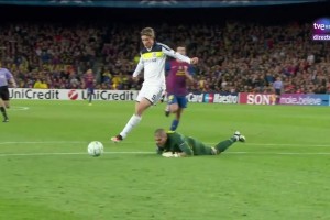 这一球价值5千万！托雷斯诺坎普千里走单骑摧毁梦三王朝！