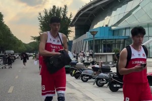 信手拈来！战神刘玉栋衬衫西装上场三分十投十中