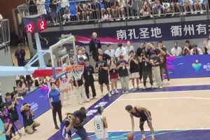 笑死！程鑫凯穿了件普尔球衣，追梦直接对其上演锁喉！