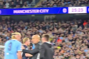 致敬传奇！丁丁被换下场，曼城球迷起立鼓掌+高唱德布劳内之歌