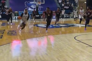 阿跳起来以后，整个身体有一种独特的悬空感，很多年没见过了