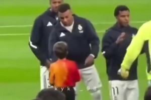 暖男！小球童跑向姆巴佩想要他的外套，后者爽快答应