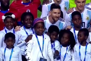 B席赛后：德布劳内来我们更衣室了，我们真的很开心见到他！