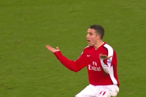 这球算不算？范佩西直接“抢断”门将破门！