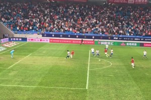 现场实拍泰山杯绝平，王大雷无奈举手不满防守