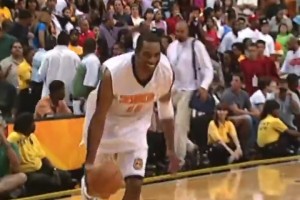 卡特的跨人扣篮，根本碰不到底下的人，更别说助力了