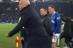 当利物浦被埃弗顿绝平后，场边的斯洛特真是气炸了！