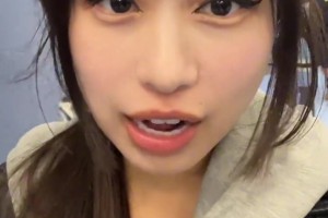 大老师在球场安检时被问到是否18岁，安保解释：不到18不搜身