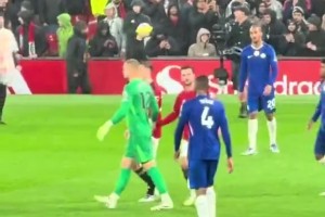 国外球迷：为什么恩佐总是欺负芒特？