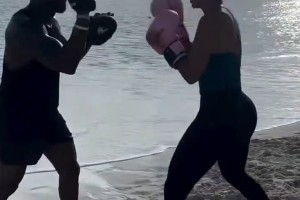 咋还有个女陪练？乌度卡和杰夫格林等人在沙滩训练拳击~