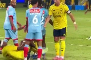 笑死了，罗三岁上线！C罗为队友出头，模仿对手乱踩人