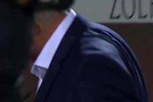 玩嗨了！穆里尼奥回归本菲卡首秀，场边上演扑球动作