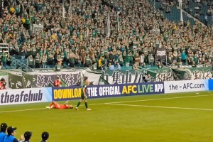 不关我事啊！苏超爆笑一幕：四官小心翼翼靠近受伤球员查看情况