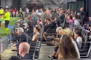 苏亚雷斯在场边给球队老板泡马黛茶，你小子被禁赛了还懂得讨好~