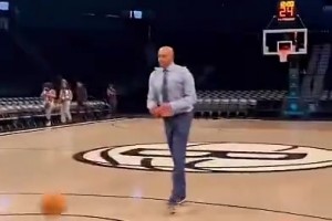 库里点赞！年近50岁的卡特西装革履仍能扣篮