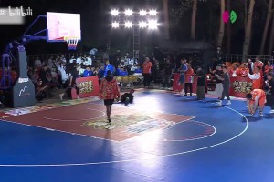 太有节目效果了！徐静雨上篮遭郭艾伦血帽，还被郭艾伦从身上跃过