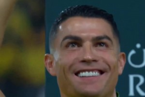 C罗眼里满满的爱！乔治娜带着孩子们在台上跟C罗开心挥手