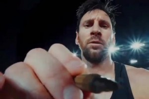 梅西赛后在相机镜头上签字，这相机还用不用了不然直接封存