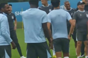 宣泄压力！本菲卡三球领先后穆里尼奥在场边爆射，还想飞身扑救~