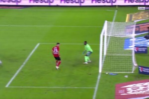 有责任吗？特拉布宗体育丢球，对手远距离凌空斩奥纳纳没做扑救！