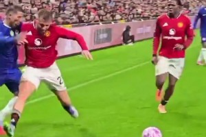 卢克肖这身体素质，一肩膀把恩佐顶出场外