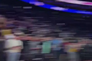 布朗尼单挑詹姆斯使出炒菜运球后出手打铁，老詹这一看明显放水啊