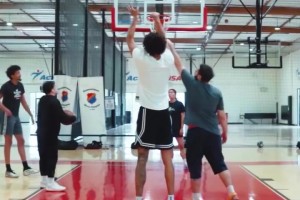 海斯休赛期苦练投射 新赛季要给东契奇老詹拉开空间了