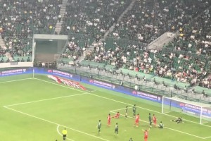 大连天凉了！导播给到大连王大爷特写，王大爷也穿上了背心