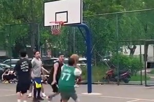 这身材，这技术！真是一名完美的东契奇球迷啊