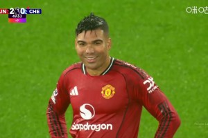 十打十！上半场补时阶段，卡塞米罗两黄变一红被罚下