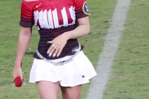 自信大方！女星江映蓉为川超开幕式献唱