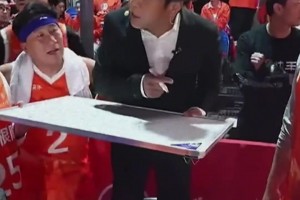 宋小宝当教练是什么画风哈？被战术板卡住 得站椅子上布置战术~