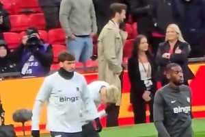 加纳乔赛前热身，遭曼联主场球迷狂嘘