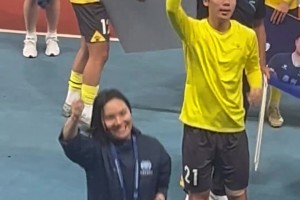 铿锵玫瑰绽放笑容！苏超泰州主帅周高萍在战胜南京赛后与球迷互动