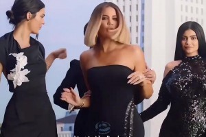 瓦妮莎带着两个宝贝女儿观看道奇棒球赛 好活泼灵动！真的太像了