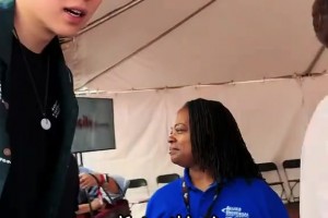 “只为多看一眼～库里离开时大批球迷等候在外面”，这人气