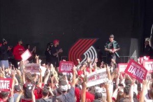 杨瀚森现身与利拉德拥抱！开拓者办球迷派对欢迎35岁传奇回家！