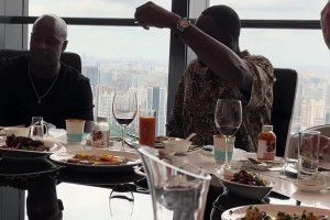 入乡随俗！追梦中国行尝试白酒 喝完这反应太真实了