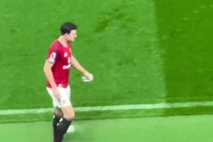 提前下场的B费在替补席，比在场上都紧张