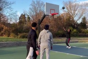 网友偶遇李梦并晒出合影：中国女篮李梦，人美心善。