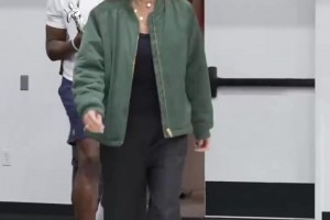 我的MVP女友！热巴为阿贾威尔逊送上WNBA常规赛MVP奖杯