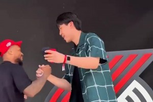 排面！开拓者办派对欢迎利拉德回家，杨瀚森登场与利拉德拥抱！