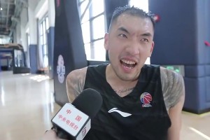 旗袍配苏超毫无违和感！实拍：苏州球迷看台小阿嫂上线