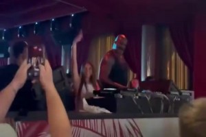 美女与野兽！奥尼尔现身美国顶级擦边女网红的生日派对！