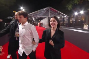 若奥-内维斯在夏特雷剧院外向巴黎球迷告别，女友真的太好看了！