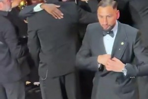 尊重！金球奖仪式结束后，亚马尔在旁等待并祝贺登贝莱获奖