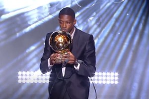 实至名归！官方：28岁法国前锋登贝莱荣膺2025年金球奖