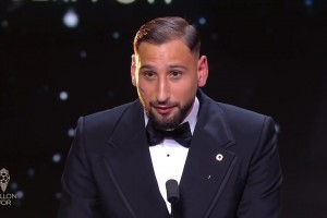 官方：多纳鲁马夺得2025年雅辛奖，个人第二次获奖