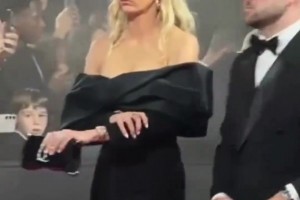 这一身属实惊艳全场了！凯莉身着低胸黑色礼裙亮相金球奖典礼