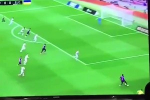 当年登贝莱剃着头看国家德比：这支巴萨还是我当年加盟的那支嘛